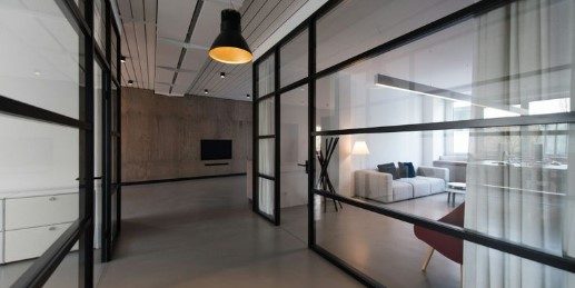 Moderne Innenarchitektur mit Glaswänden und minimalistischer Ausstattung.