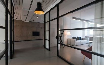 Moderne Innenarchitektur mit Glaswänden und minimalistischer Ausstattung.